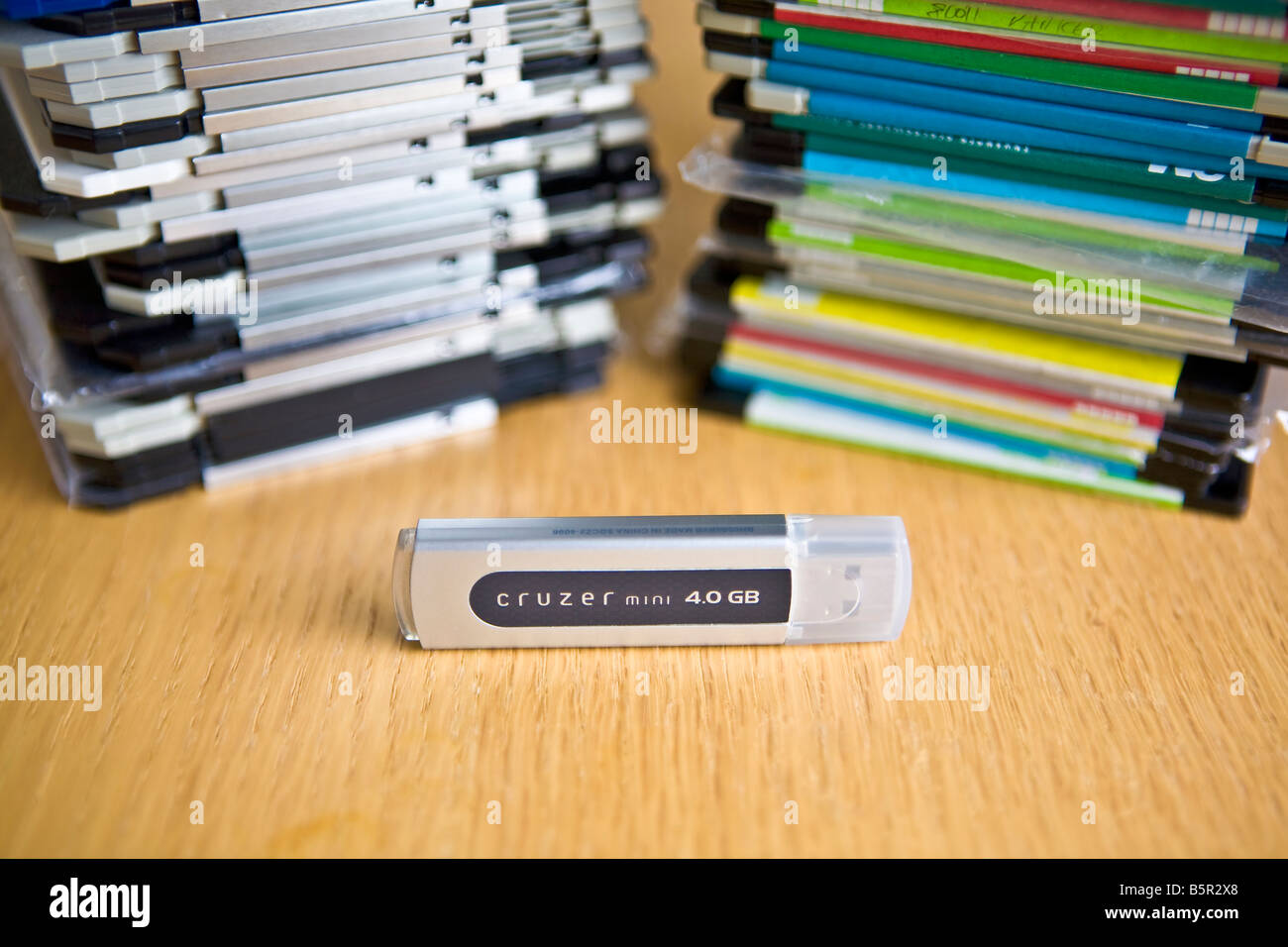 Moderne unità flash confrontato con obsoleti i dischi floppy da 3,5 pollici Foto Stock