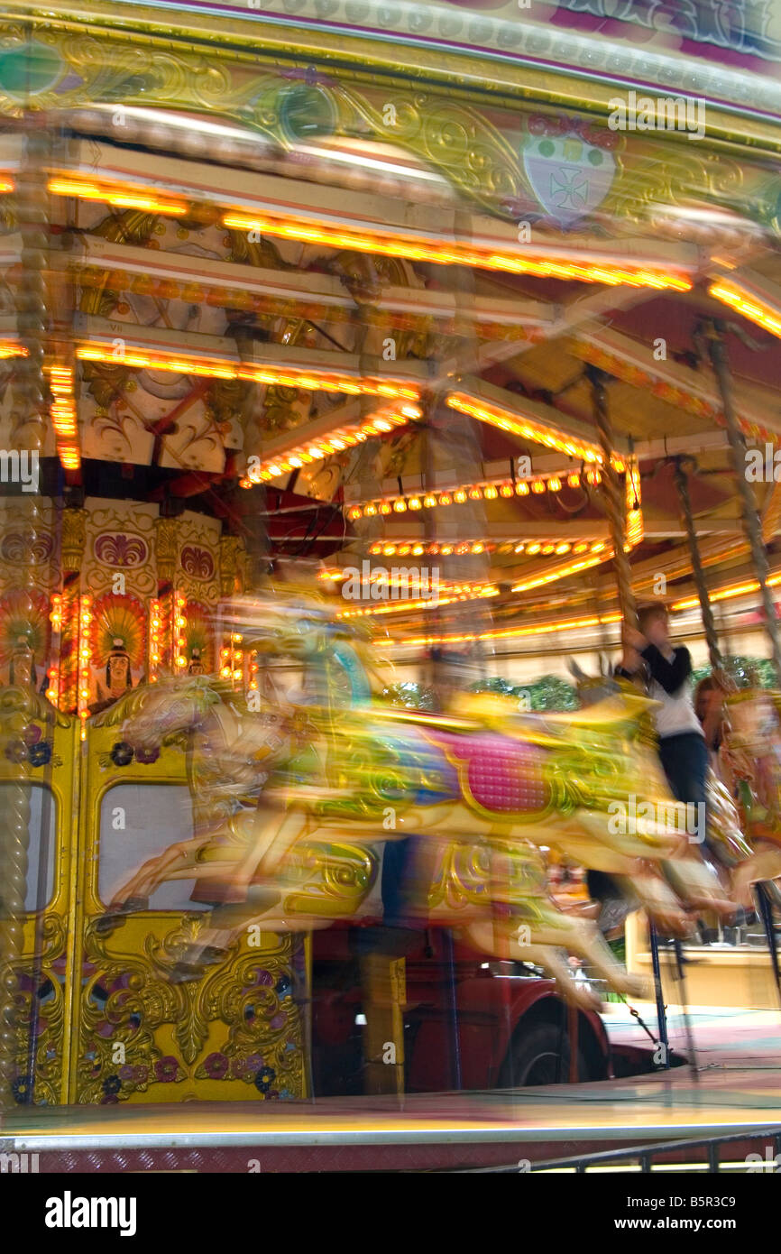 Merry Go Round in movimento nel mercato cittadino di Stratford upon Avon Warwickshire Inghilterra Foto Stock