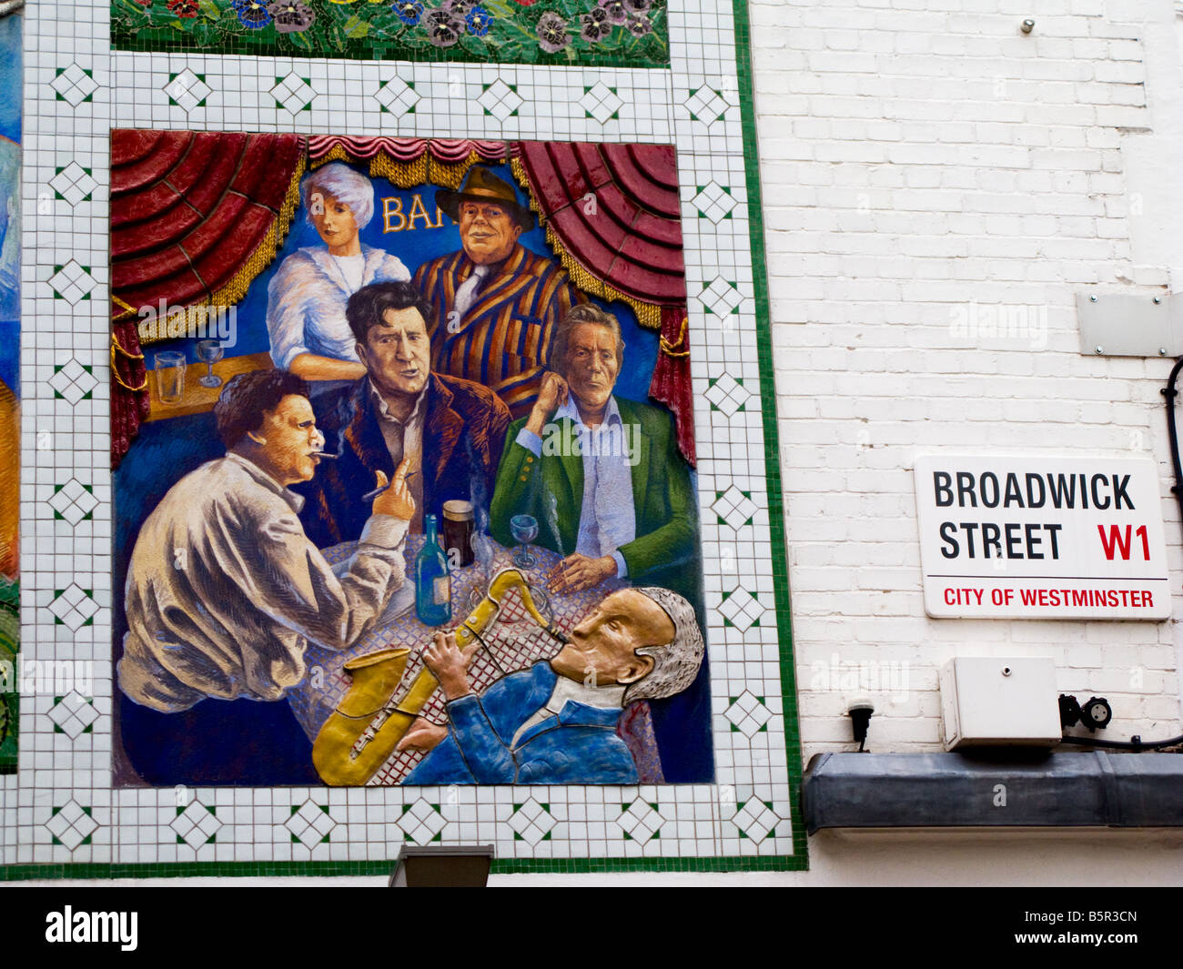 Un pannello decorativo di britannici e irlandesi artisti artisti in broadwick street soho London Inghilterra England Foto Stock