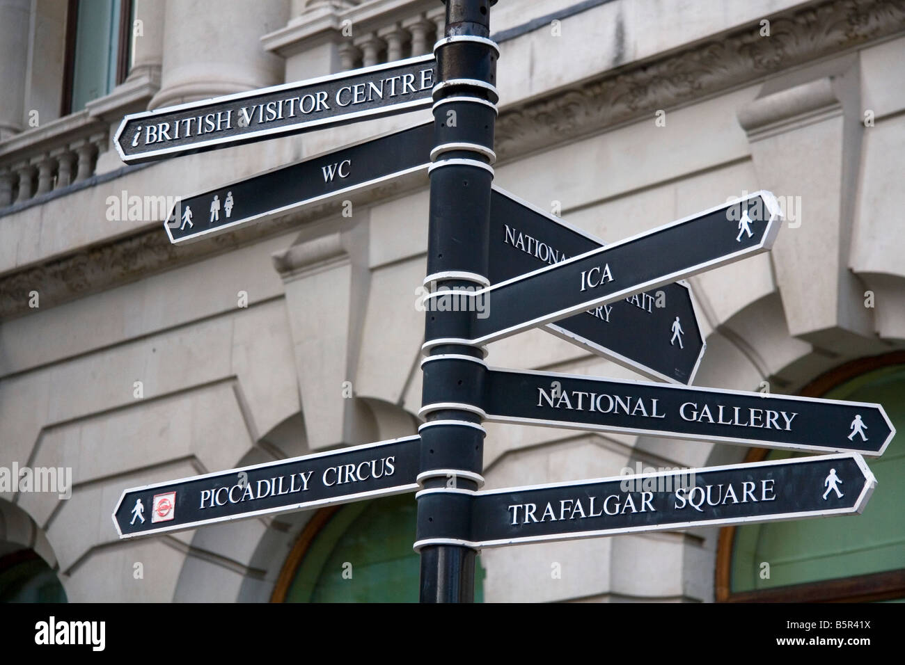 Informazioni per i visitatori un cartello stradale della città di Londra Inghilterra Foto Stock
