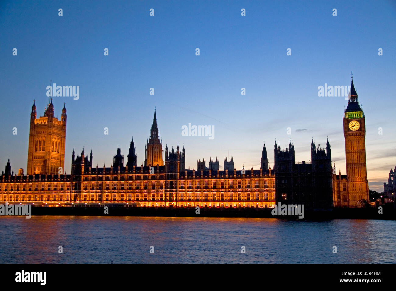 Il Big Ben e il Parlamento lungo il fiume Tamigi a Londra Inghilterra Foto Stock