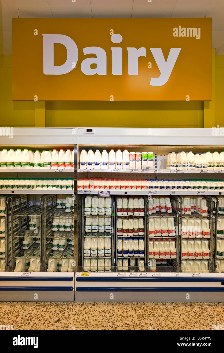 Prodotti lattiero-caseari display in un supermercato Foto Stock