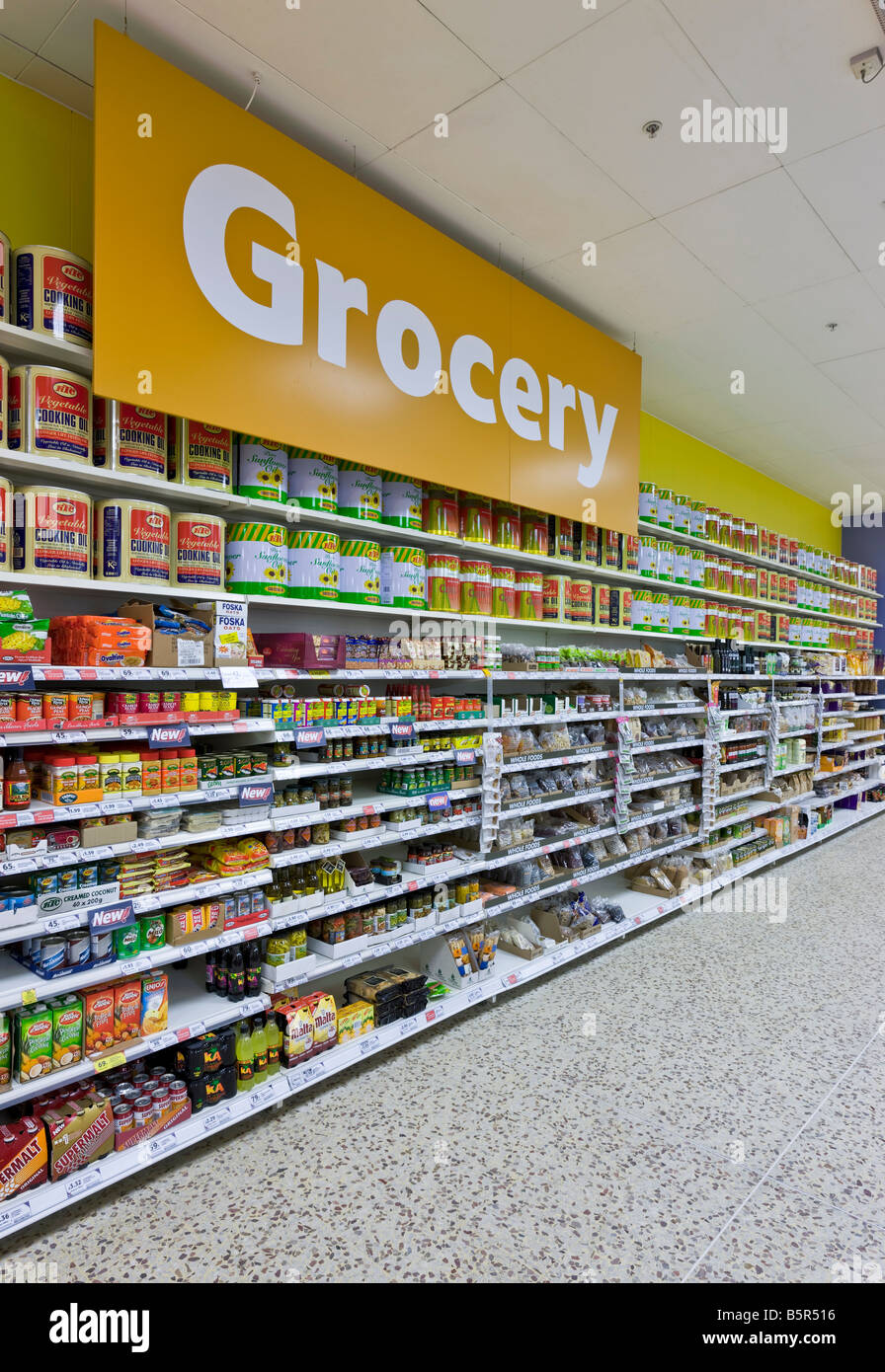 Display di generi alimentari in un supermercato Foto Stock
