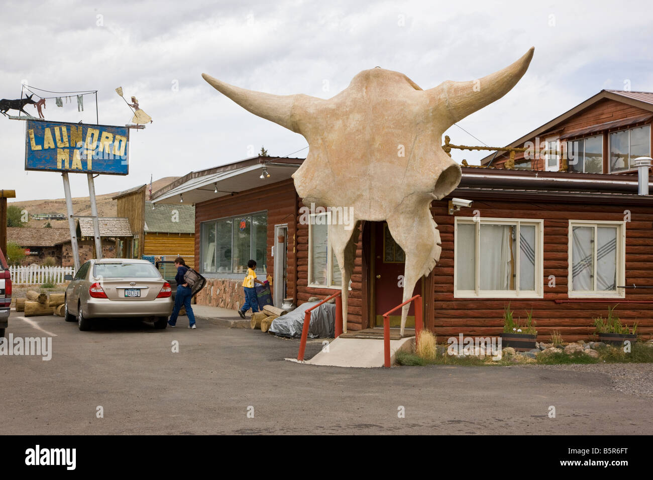 Ingresso umoristico di una lavanderia a gettoni in Dubois, Wyoming negli Stati Uniti. Un sovradimensionamento del cranio di vacca incornicia la porta. Foto Stock