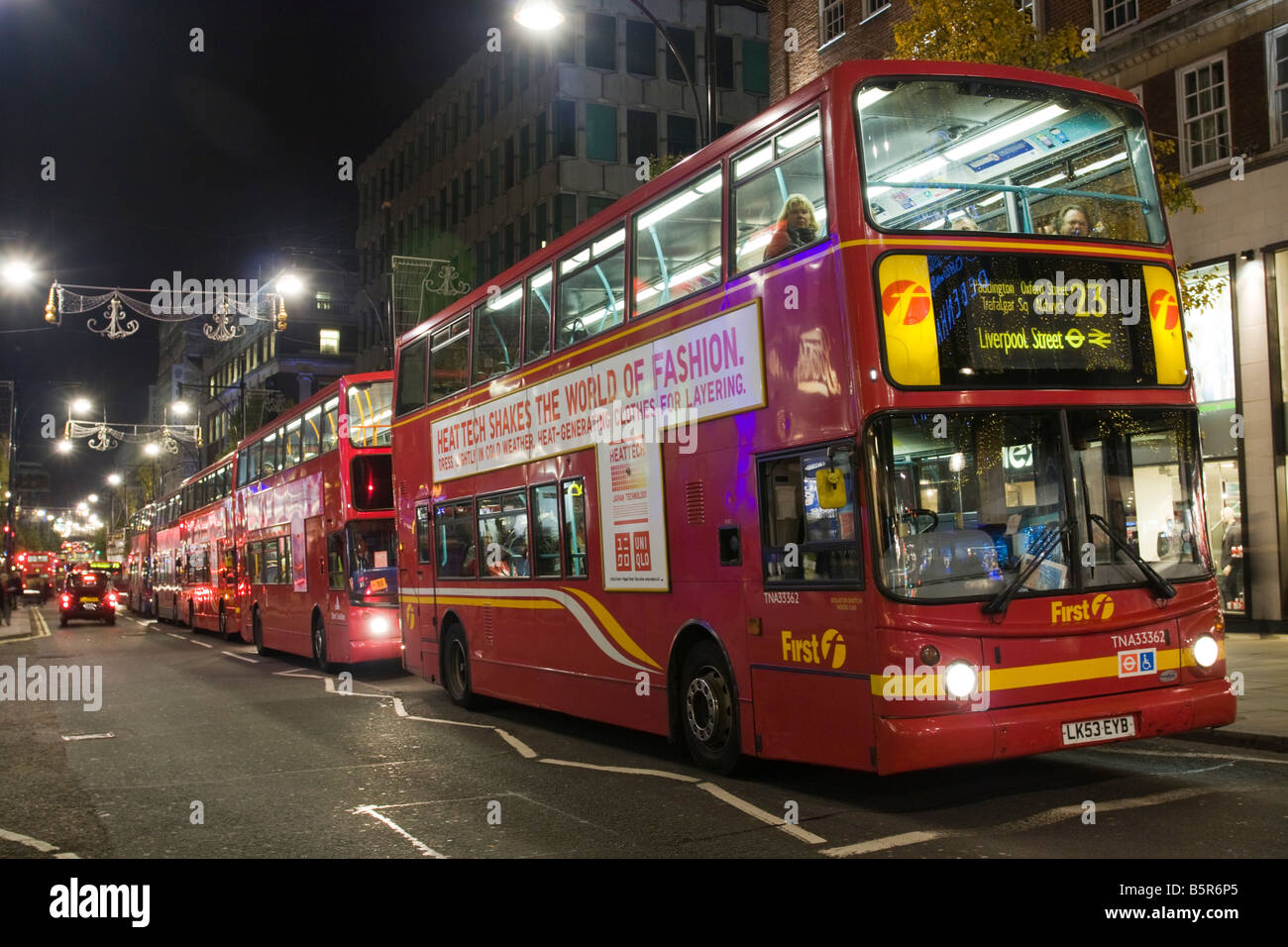 Gli autobus Queuing - Oxford Street - Londra Foto Stock
