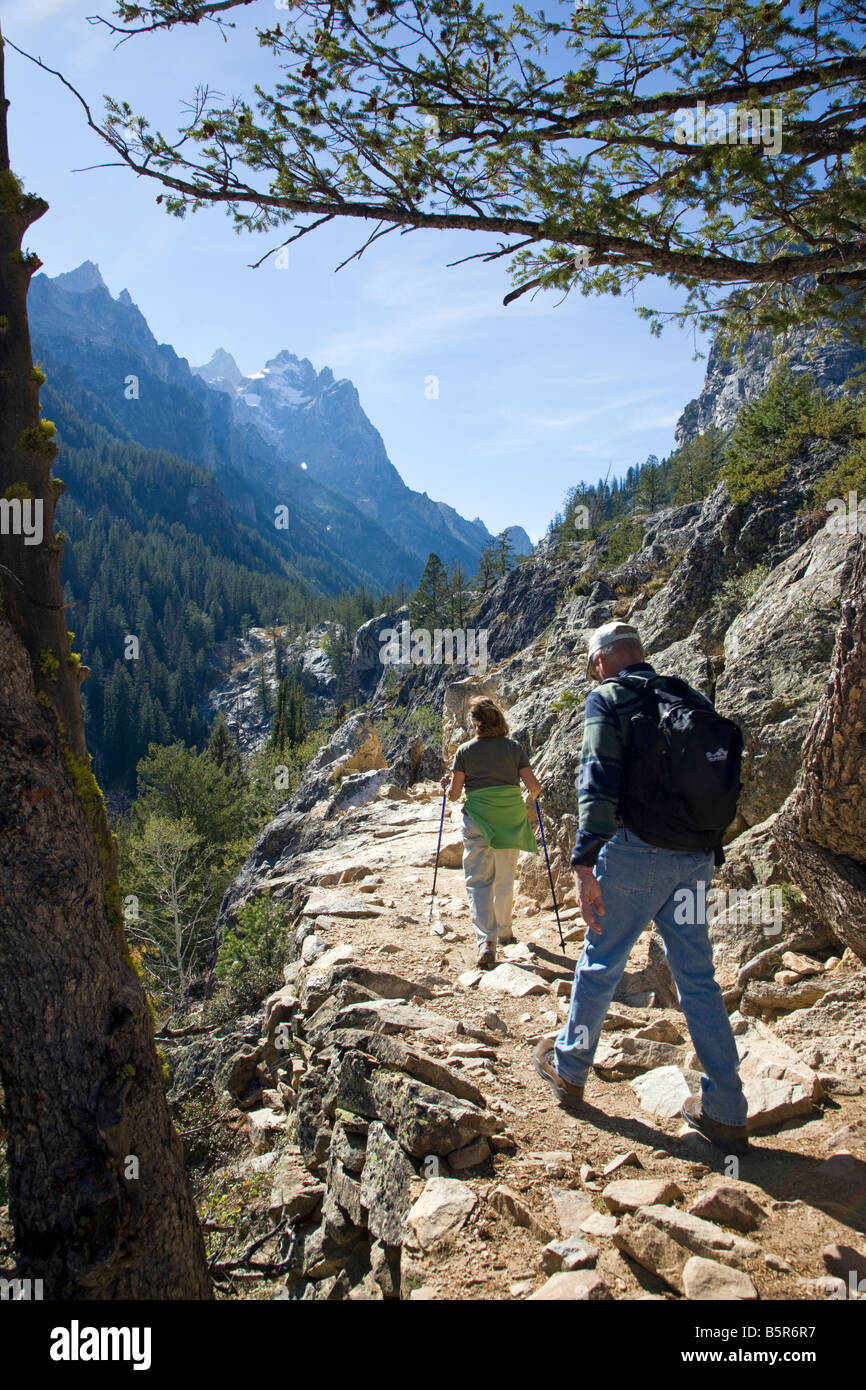 Escursionista/s sul sentiero in cascata Canyon, il Parco Nazionale del Grand Teton,; Wyoming; USA Foto Stock