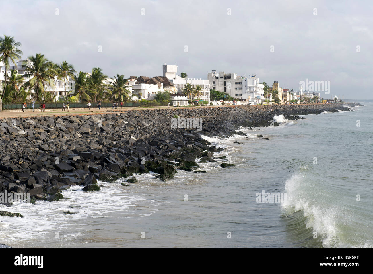 Il frangiflutti e waterfront di Pondicherry India. Foto Stock