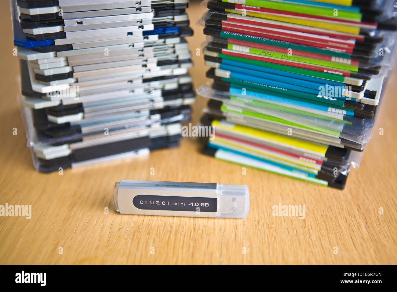 Moderne unità flash confrontato con obsoleti i dischi floppy da 3,5 pollici Foto Stock