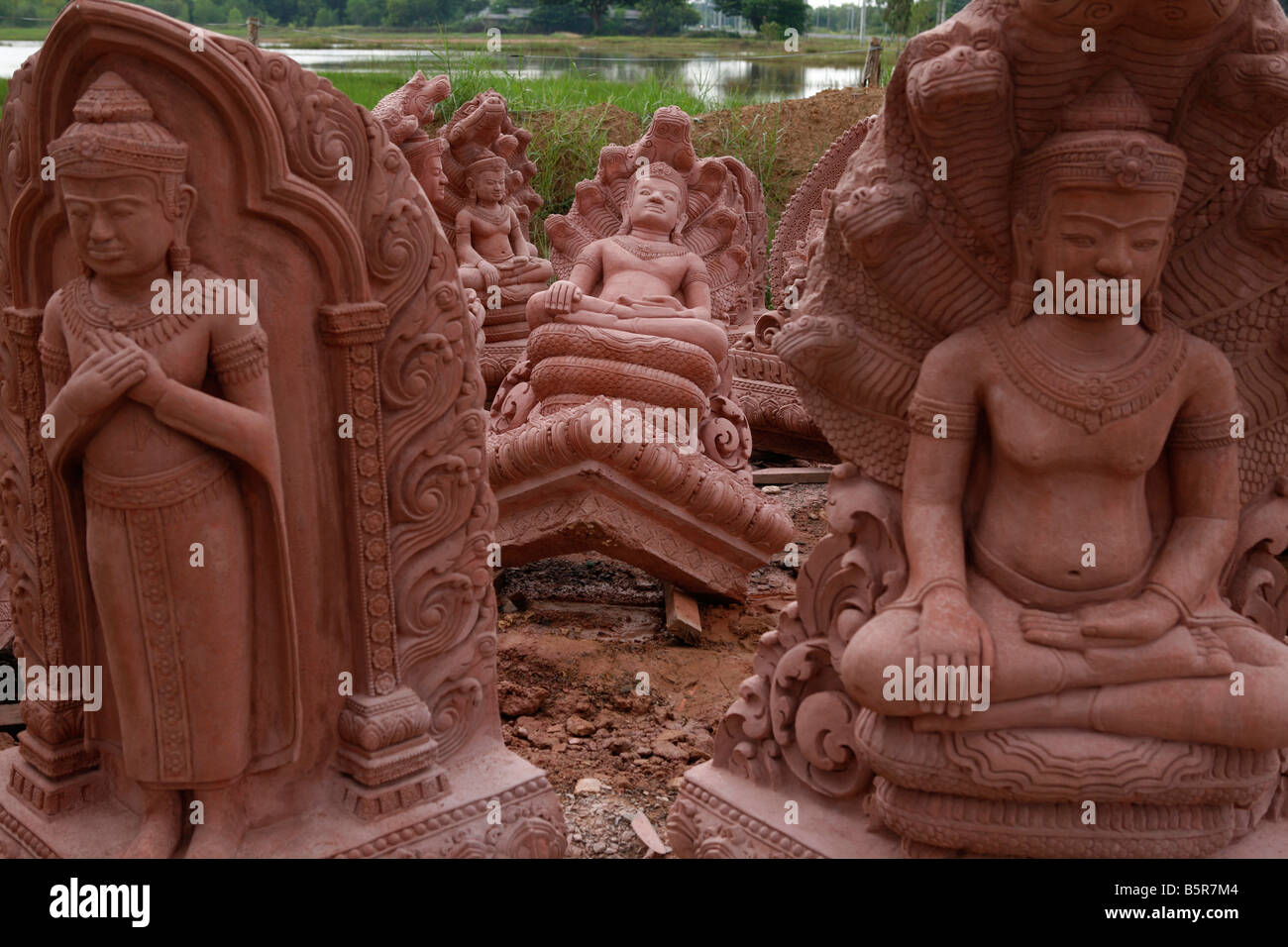 Statue di divinità modellata dopo il pink statue in arenaria di Khao Phnom Rung tempio attendere per rifiniture. Foto Stock