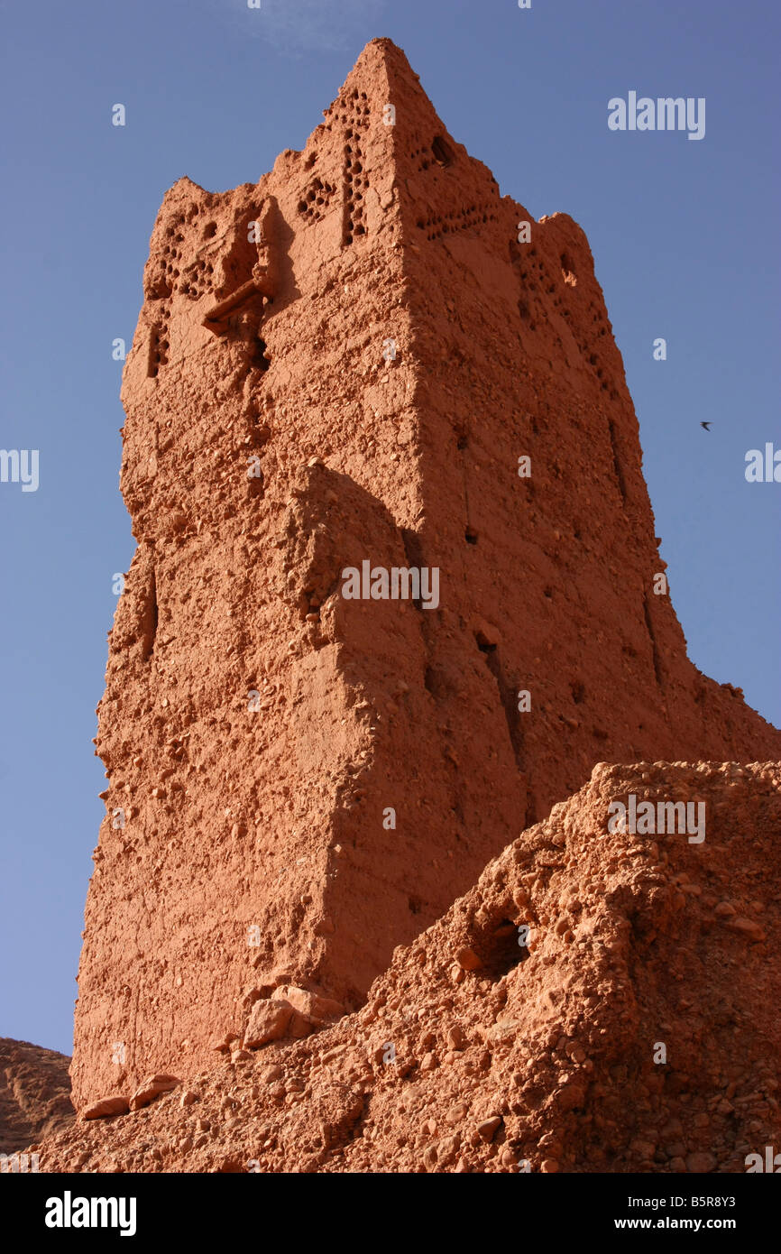 Città deserta Kasbah. Una torre costruita di fango in rovina vicino al tenero Marocco Foto Stock