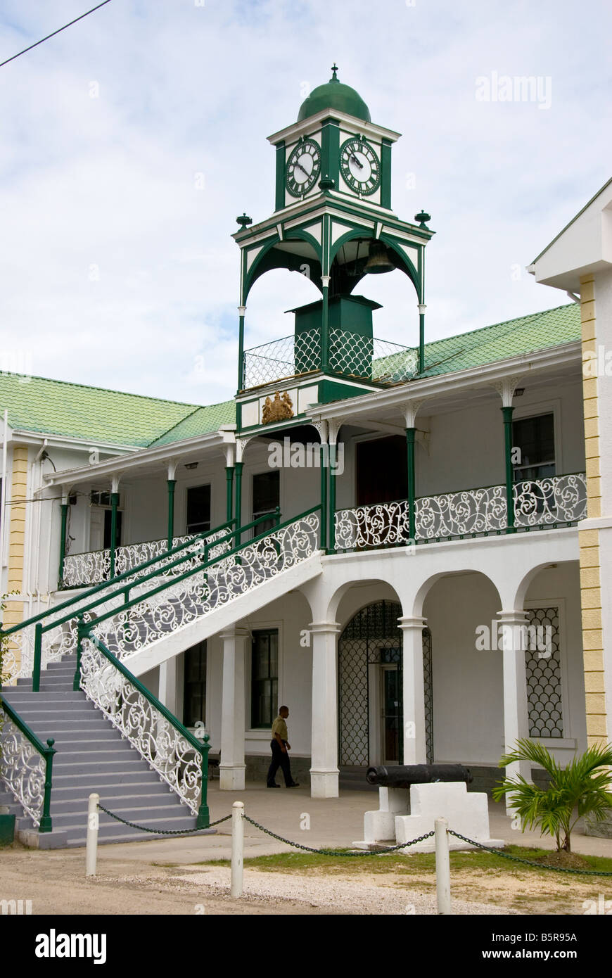 Belize City corte suprema edificio stile coloniale Britannico architettura storica pietra miliare attrazione turistica cannon Foto Stock