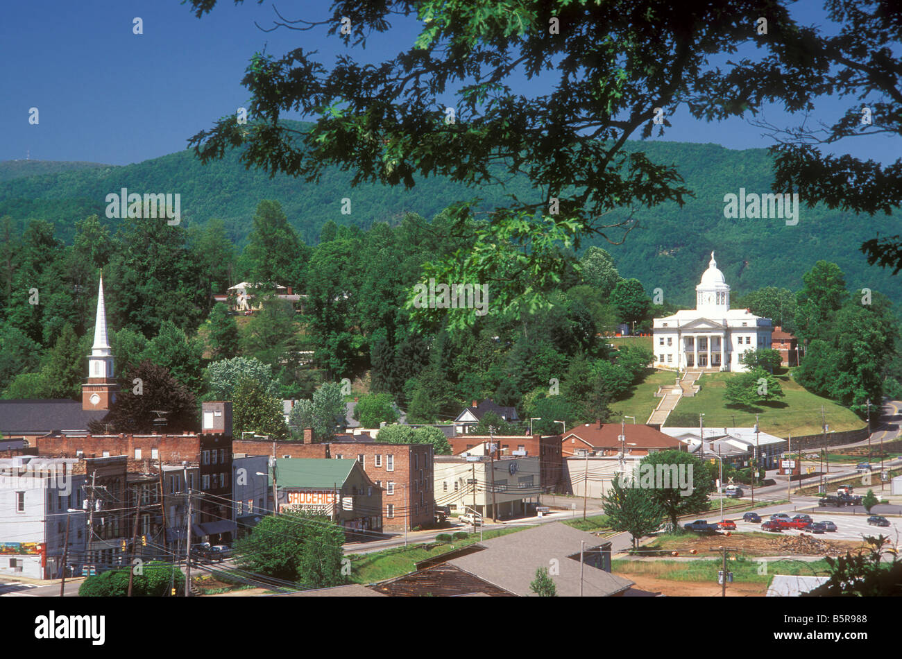 Vista sul centro di Sylva, nelle montagne del western North Carolina, mostrando il suo vecchio county courthouse Foto Stock