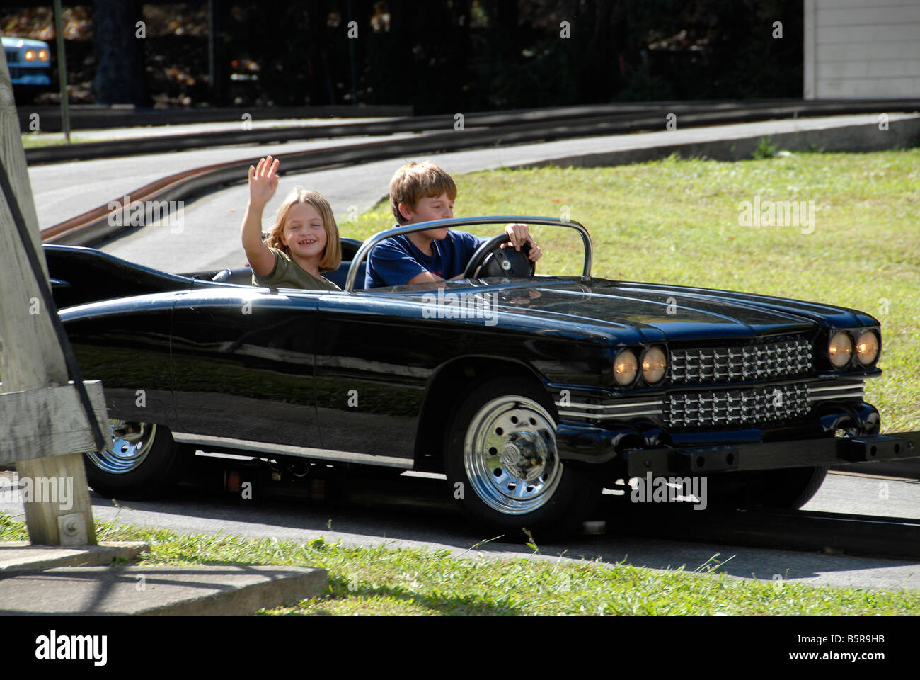 I bambini godono di una delle corse a Dollywood Tennesee Foto Stock