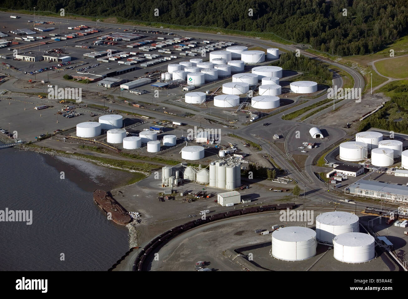 Vista aerea del Tesoro di stoccaggio olio porta contenitori di Anchorage in Alaska Foto Stock