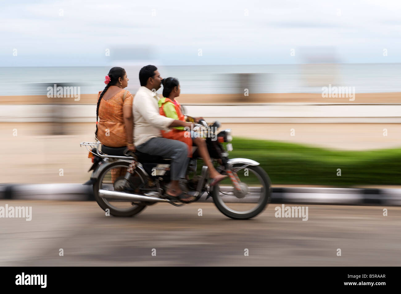 Motociclista sul lungomare di Pondicherry in India. Foto Stock