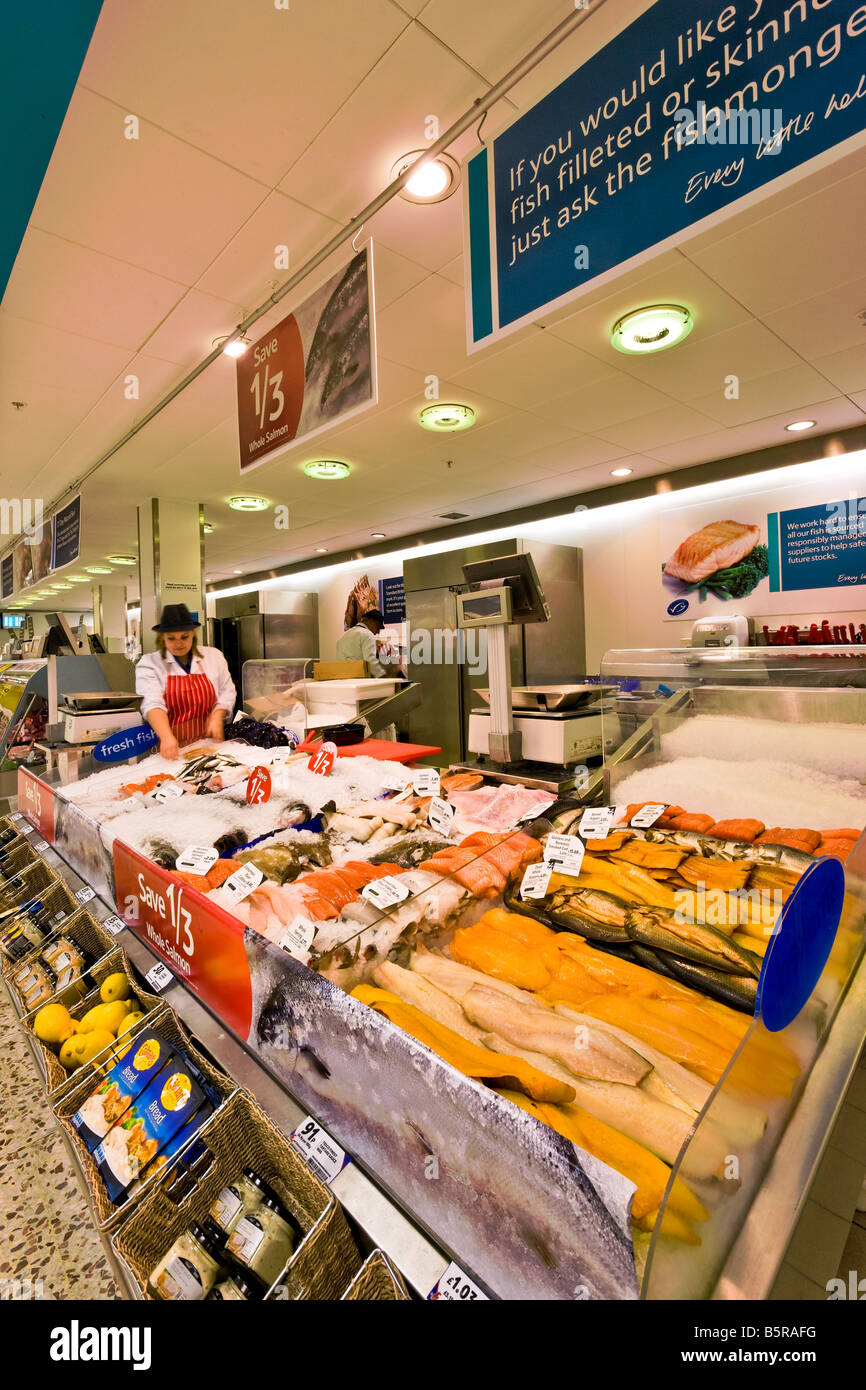 Pescivendolo display di pesce in un supermercato Foto Stock