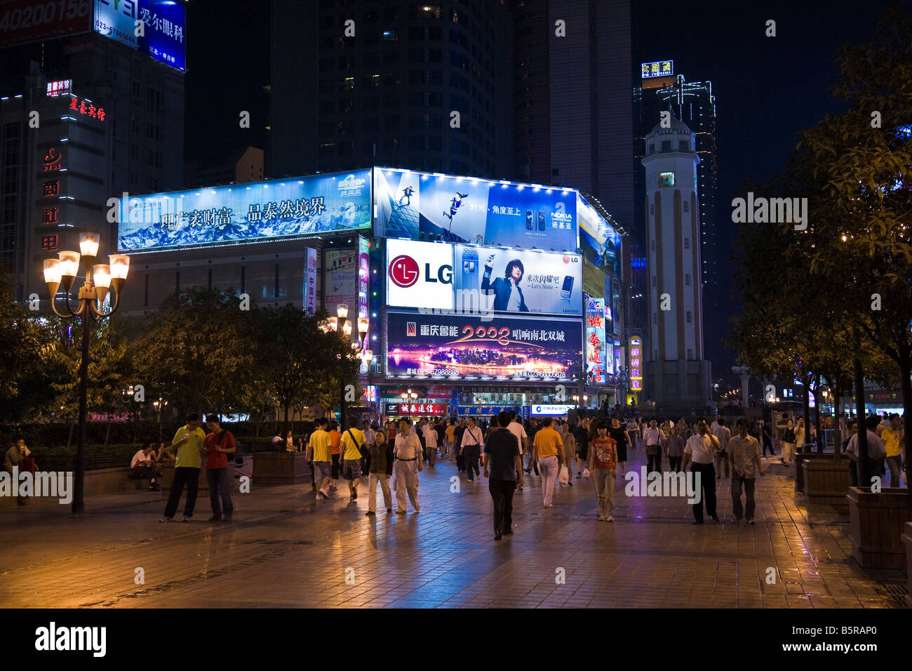 Il Monumento della Liberazione e piazza Jiefangbei Chongqing di notte JMH3638 Foto Stock