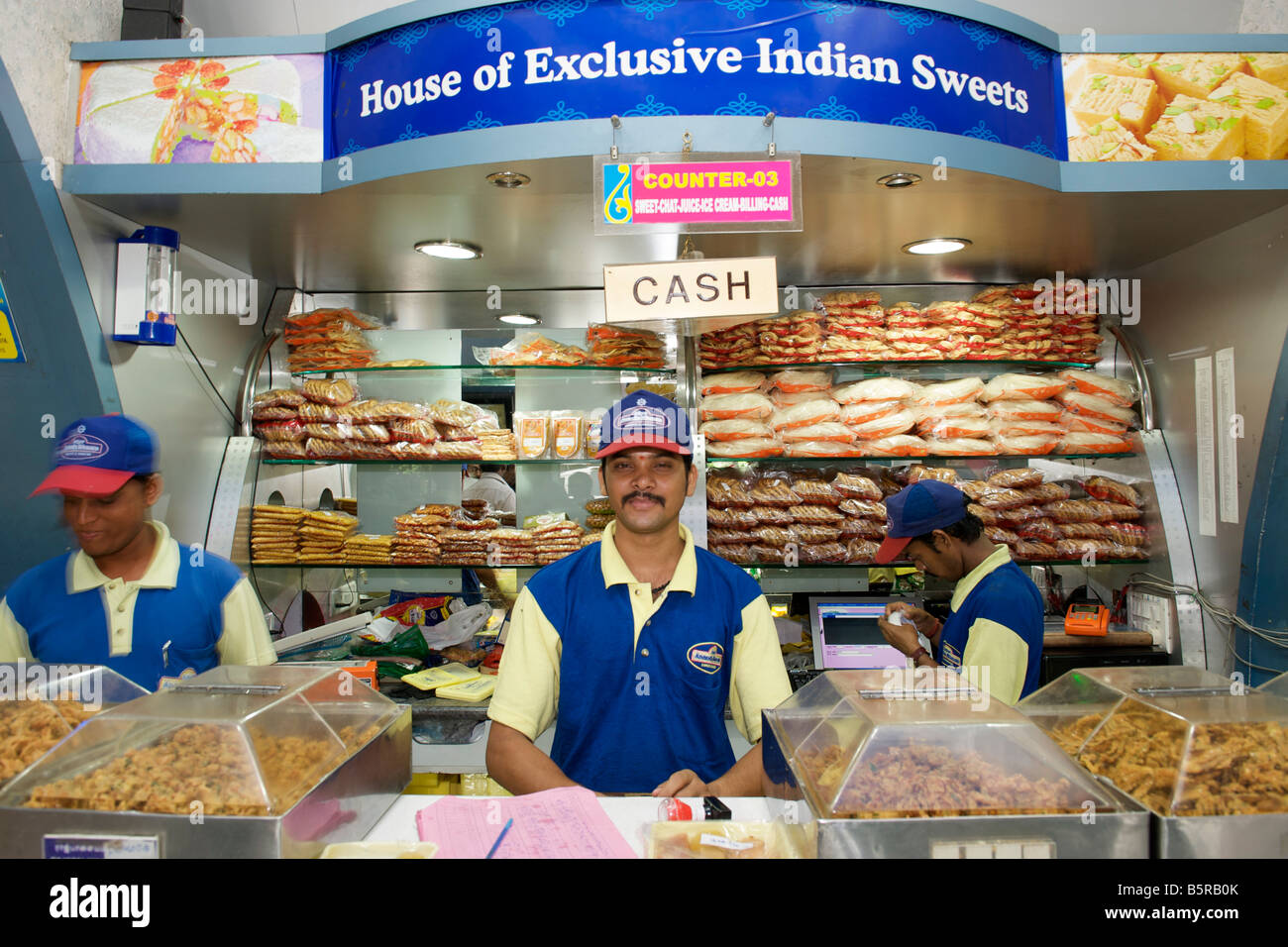 Interno di un Pondicherry negozio di dolci. Foto Stock