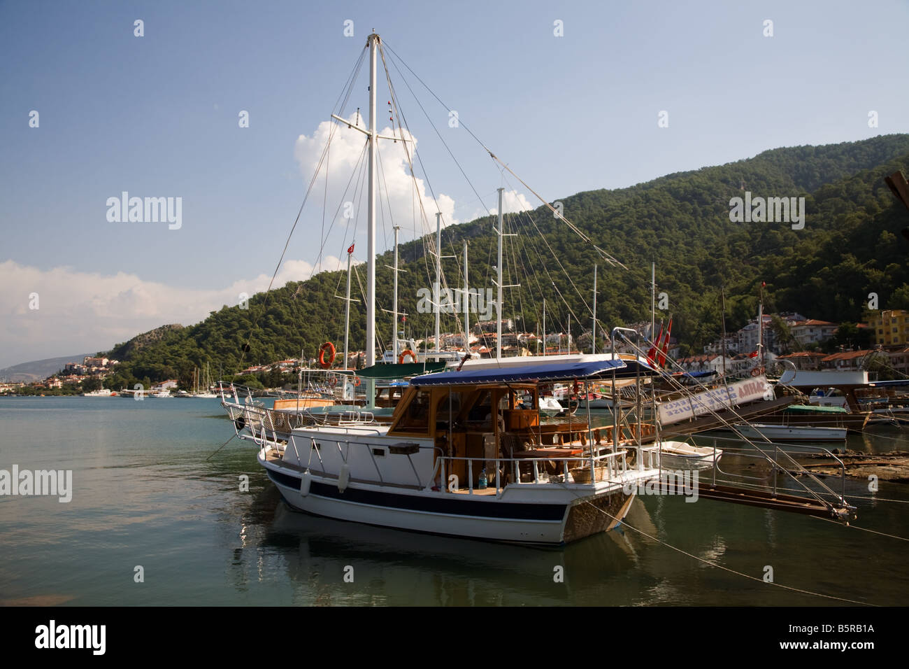 Turismo turco imbarcazioni da diporto ormeggiata nel Mediterraneo a Fethiye Turchia Foto Stock