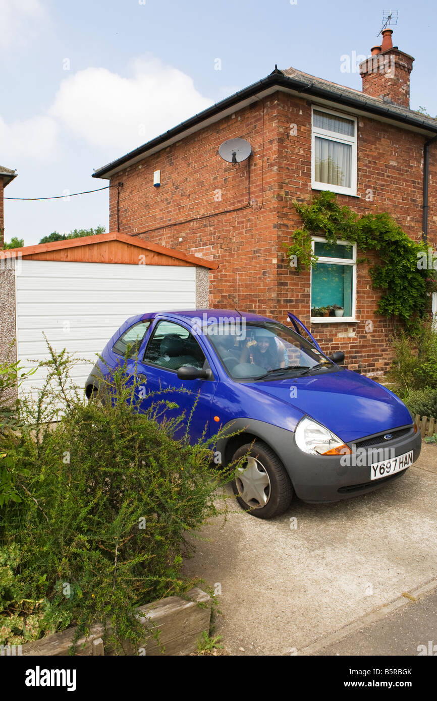 Una Ford Ka parcheggiata in una strada di una casa in Inghilterra Foto Stock