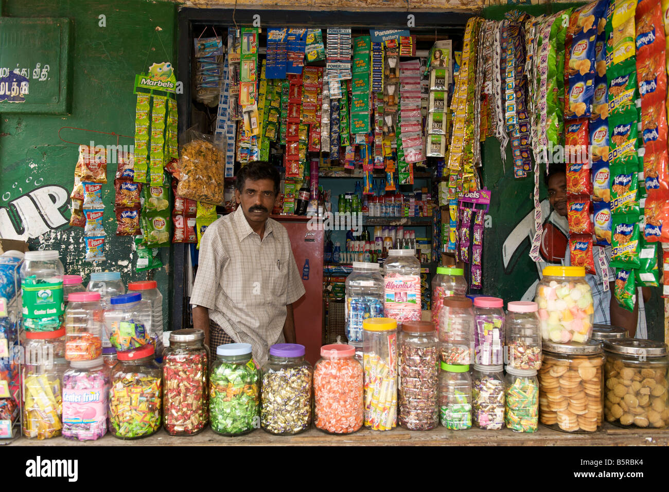 Il proprietario del negozio e merci in Pondicherry India Foto Stock