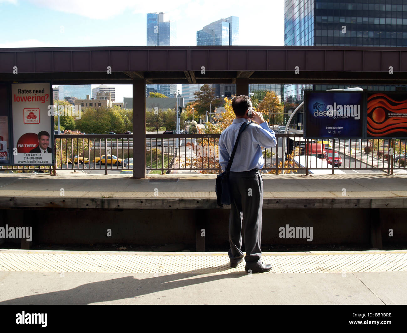 Il pendolarismo imprenditore mantiene occupato mentre si attende l arrivo del suo treno Foto Stock