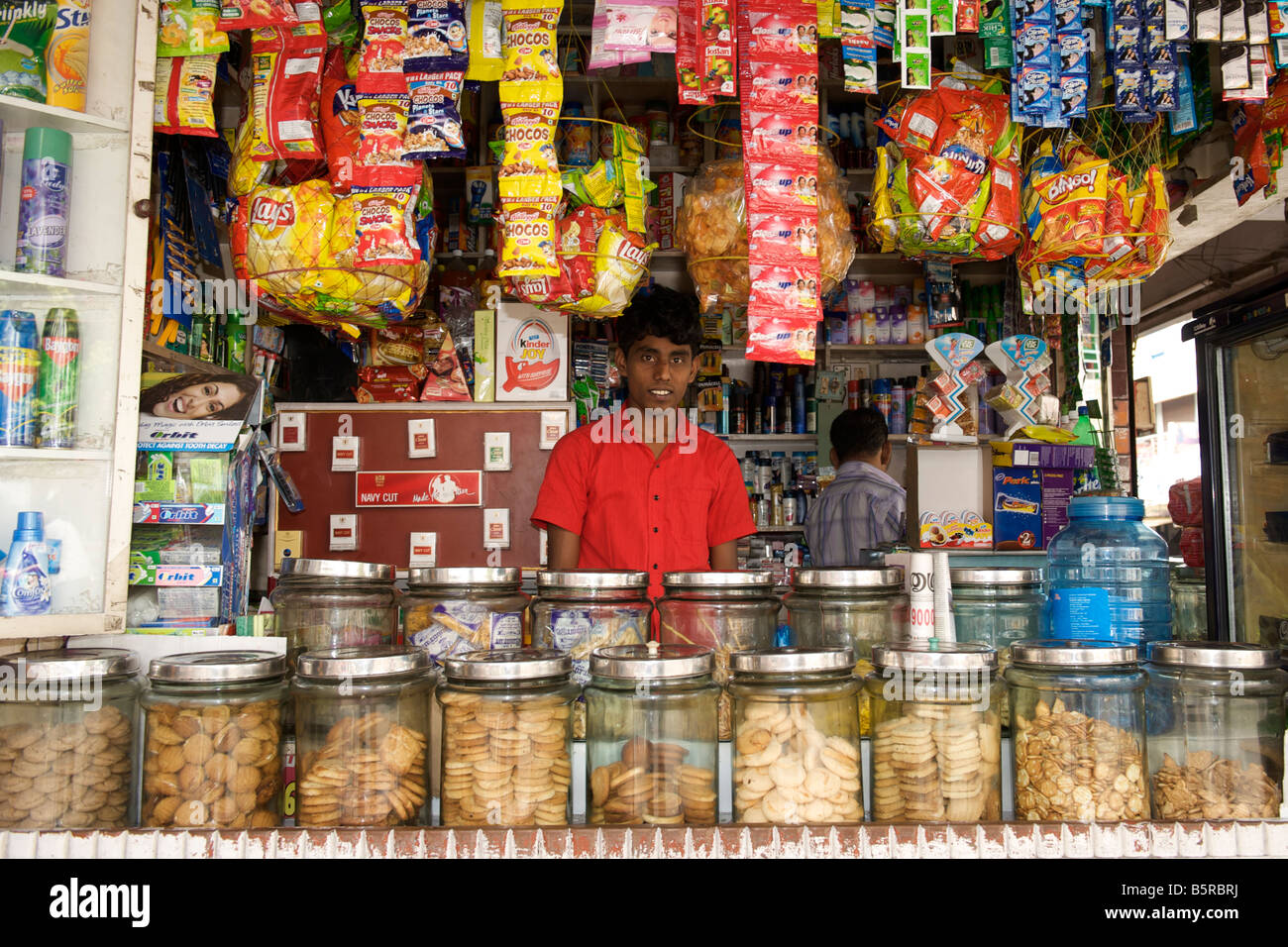 Il proprietario del negozio e merci in Pondicherry India. Foto Stock