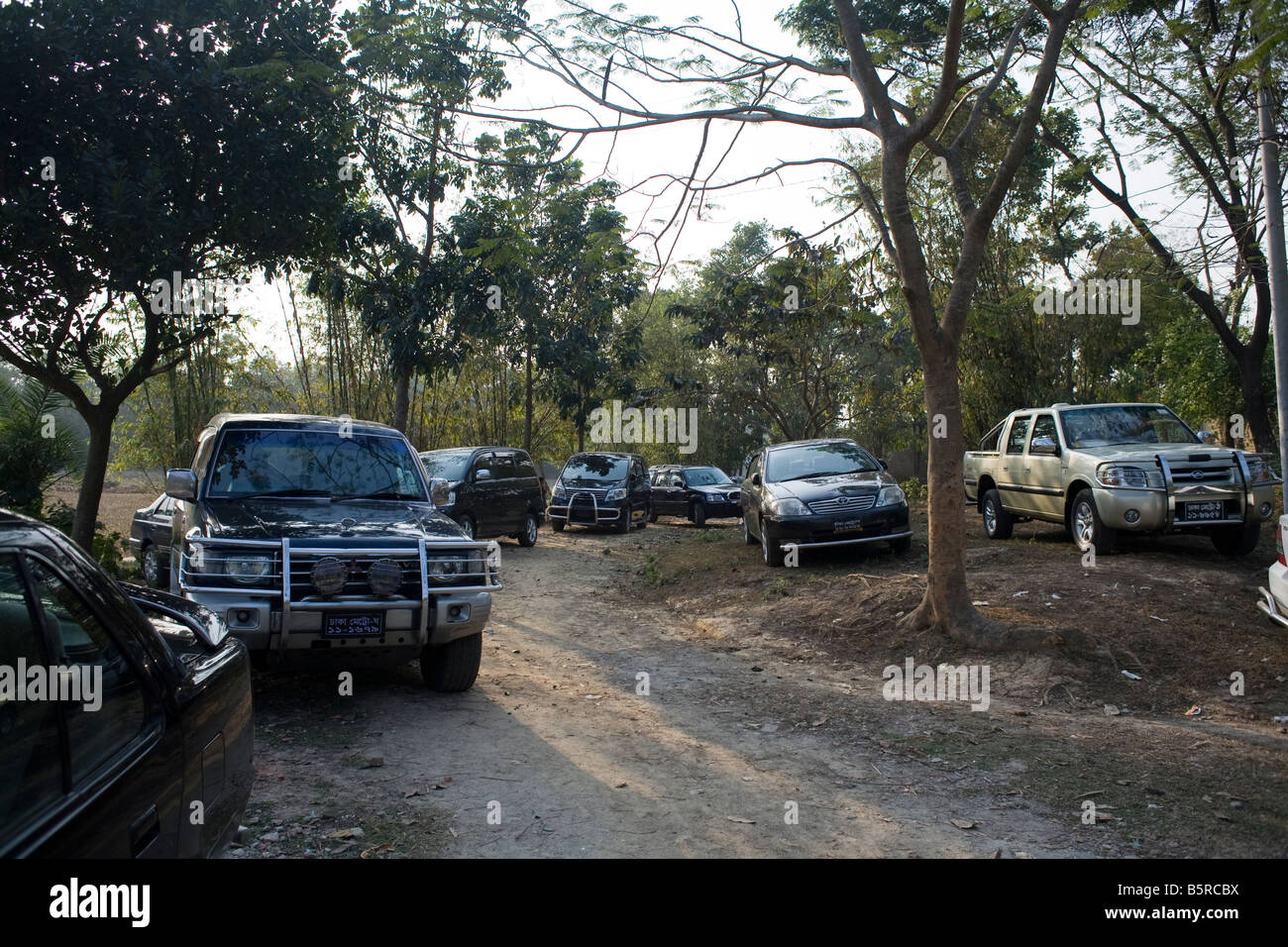 Vetture parcheggiate sul prato del Bangladesh Foto Stock