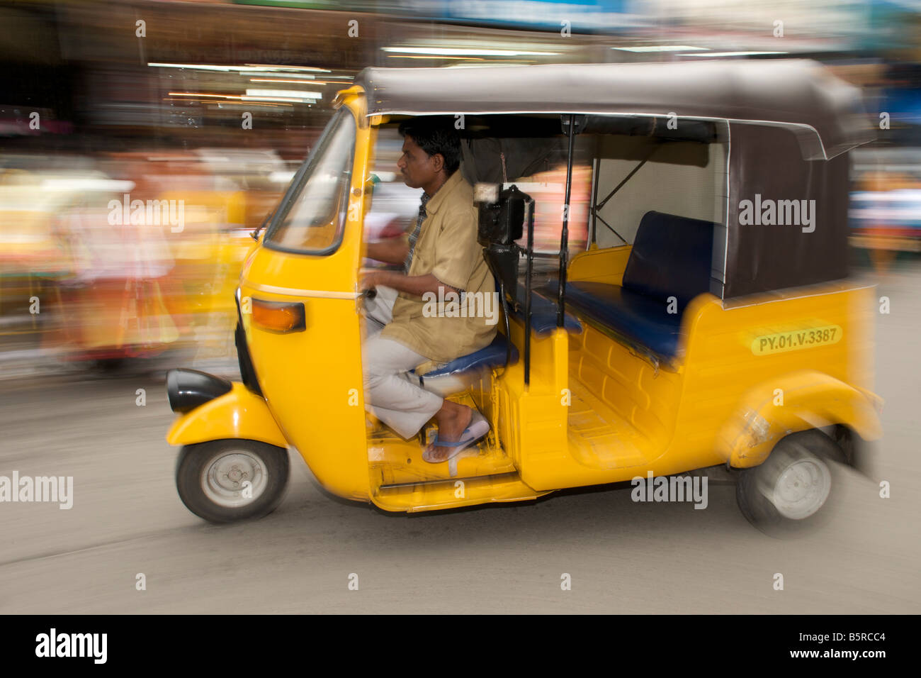 Auto rickshaw in una strada a Pondicherry India. Foto Stock