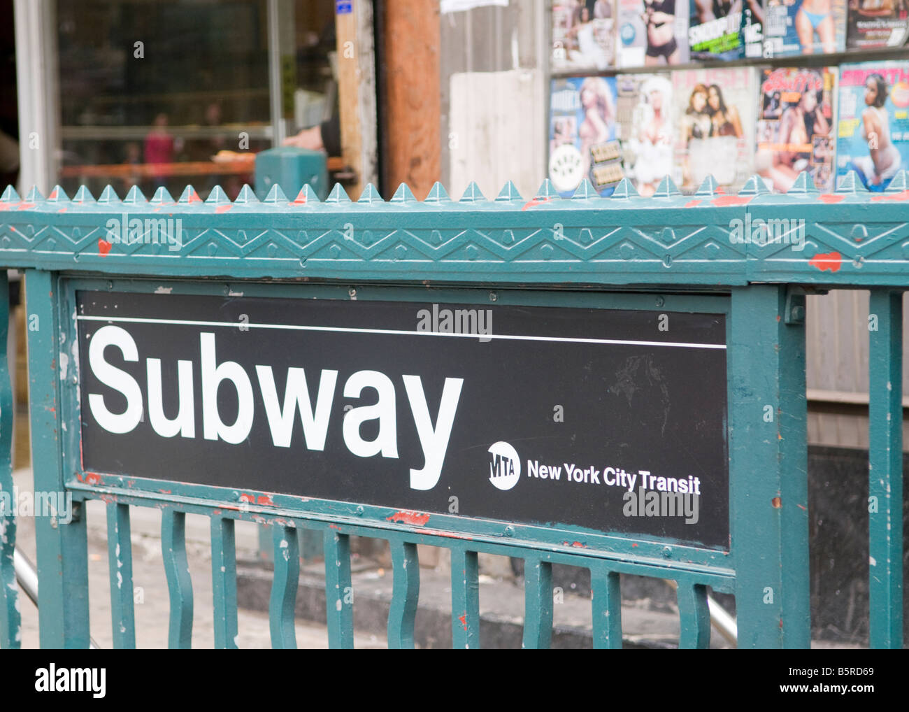 New York City metropolitana per il transito di firmare all'entrata di una stazione metropolitana sulla Eighth Avenue, Manhattan Foto Stock