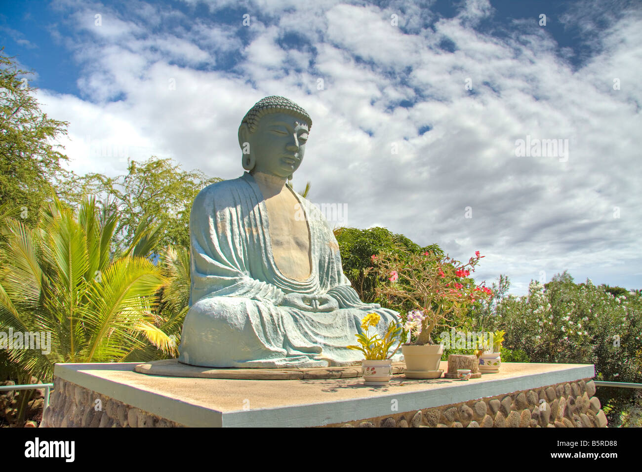 Questa statua di Buddha è uno dei più grandi al di fuori del Giappone, Lahaina, Maui, Hawaii. Foto Stock