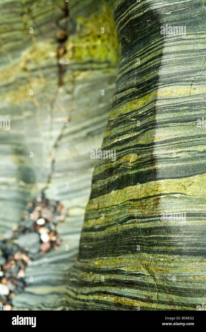 Disegni insoliti e le striature della roccia, Cornwall, Regno Unito. Foto Stock