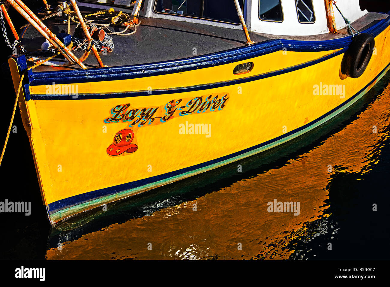 Barca per i subacquei St Abbs porto. Scottish Borders. Berwickshire. La Scozia. Foto Stock