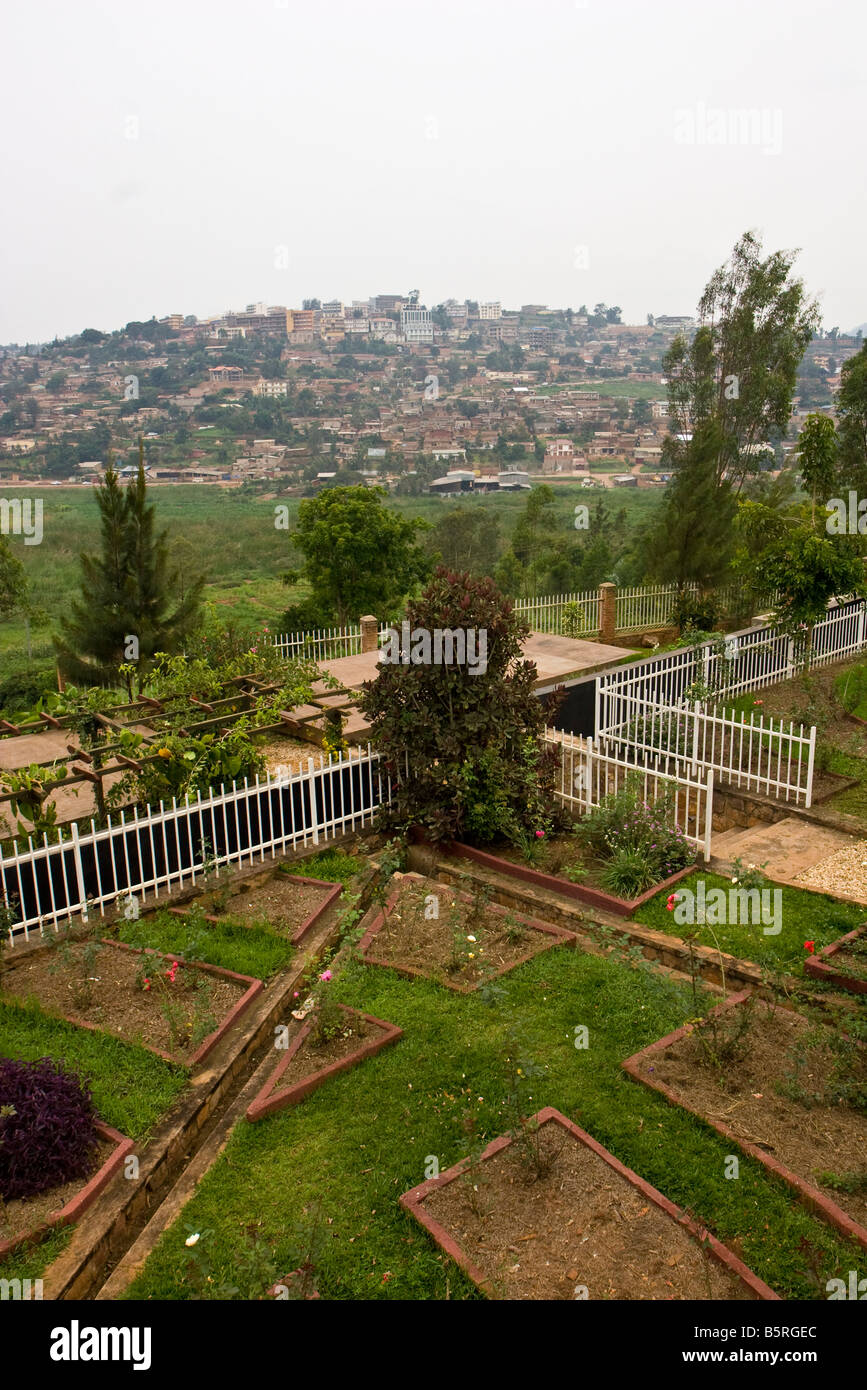 Giardini coprire alcune delle tombe di massa al genocidio in Ruanda Museum di Kigali portando un luogo del ricordo, la pace e la guarigione Foto Stock