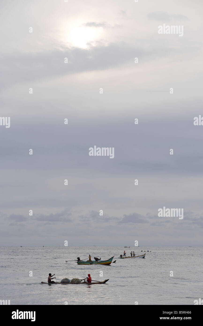 Barche da Pesca nella baia del Bengala off Kalapet vicino a Pondicherry in India. Foto Stock