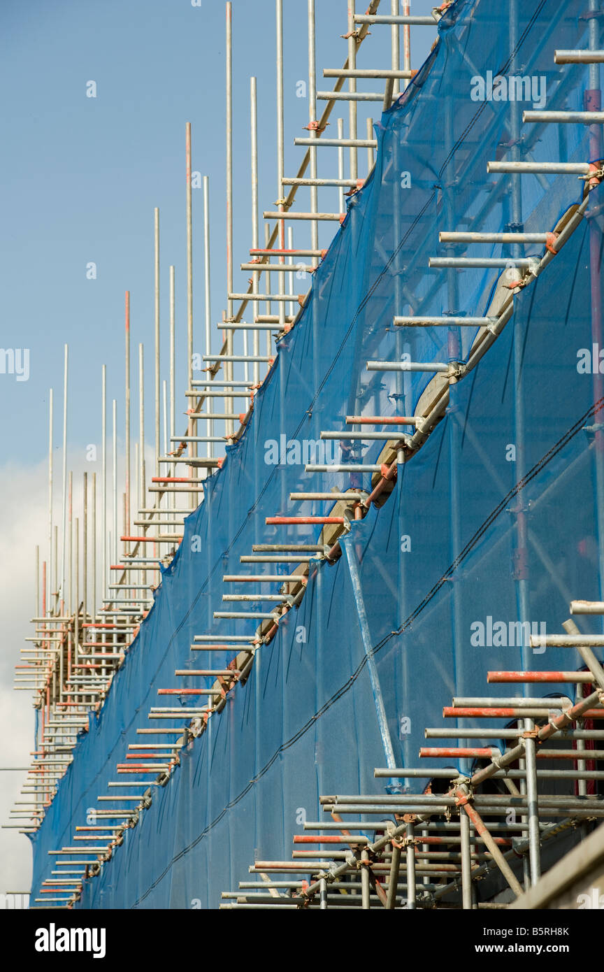 Ponteggio poli su un sito in costruzione nel Regno Unito Foto Stock