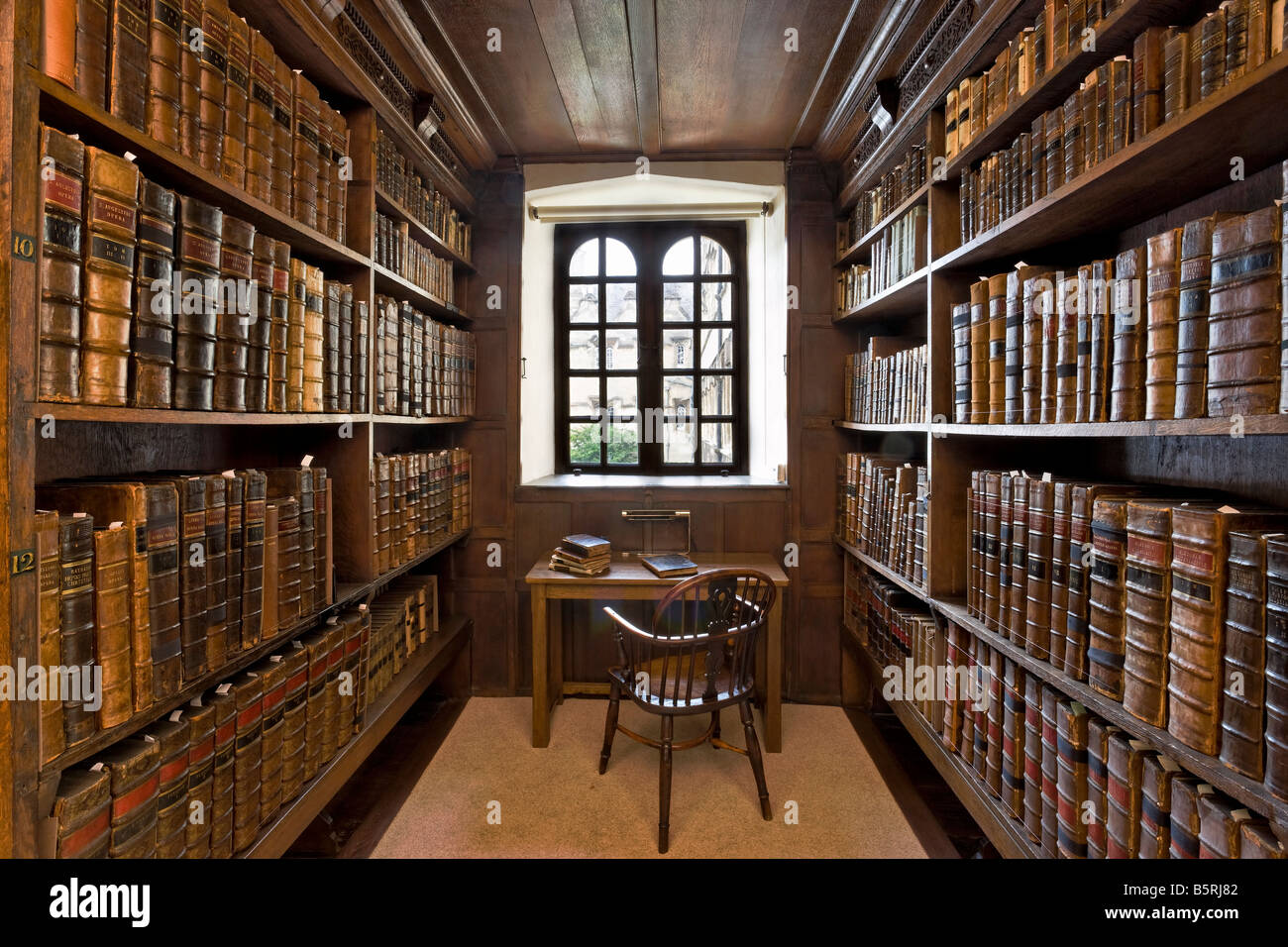 Borsisti libreria una libreria medievale a Jesus College di Oxford Foto  stock - Alamy