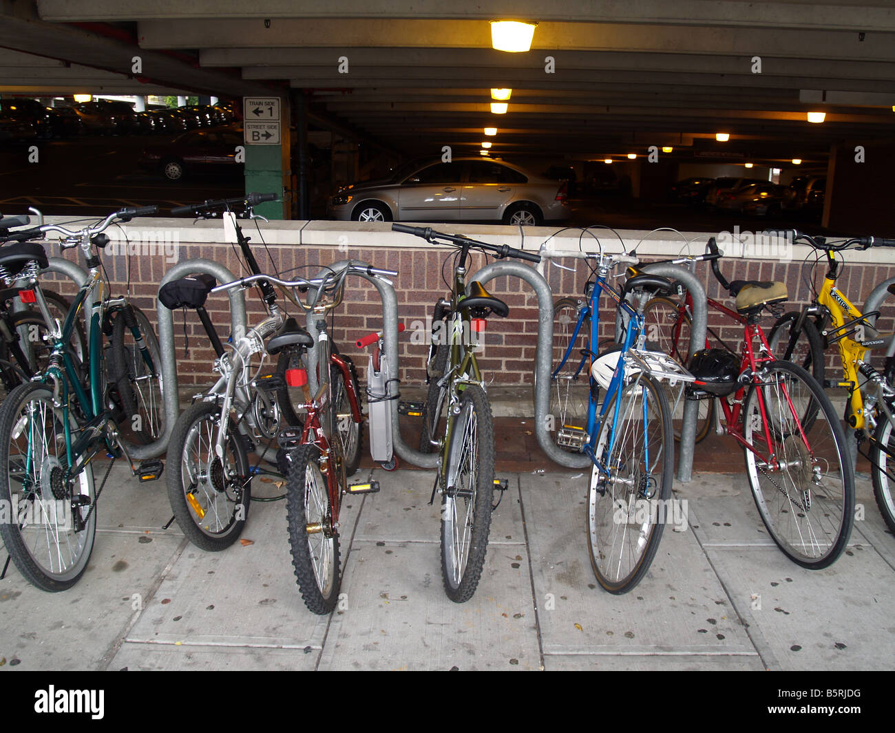 Noleggio " parcheggio nei pressi di un " commuter " Stazione ferroviaria parcheggio auto nei sobborghi di New York Foto Stock