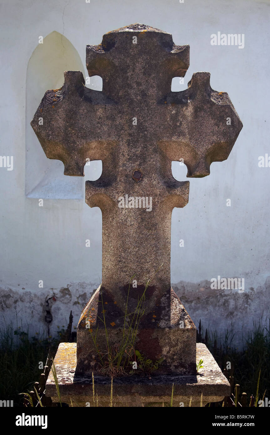 Rusty croce di pietra sul sagrato della chiesa Foto Stock