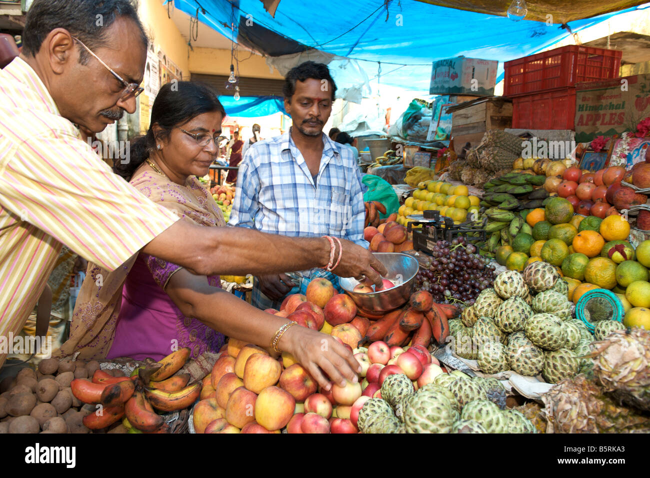 Indiani acquistare frutta fresca presso il Grand Bazaar e mercato in Pondicherry India. Foto Stock