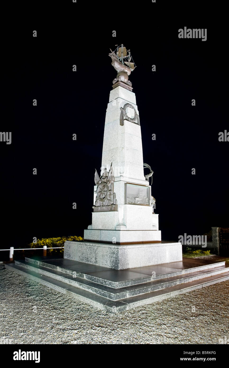 Il memoriale della 1914 Battaglia delle Falklands in Port Stanley illuminazione notturna nelle Isole Falkland Foto Stock