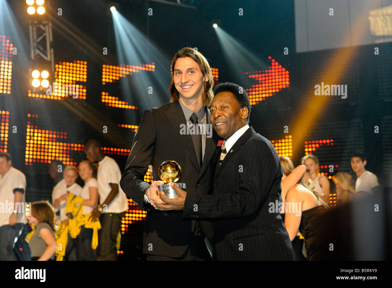 Il calciatore Zlatan Ibrahimovic riceve il premio il Pallone d'oro come Swedens Calciatore dell'anno Foto Stock