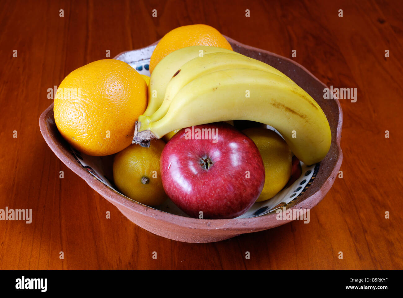 Una coppa di frutta fresca Foto Stock