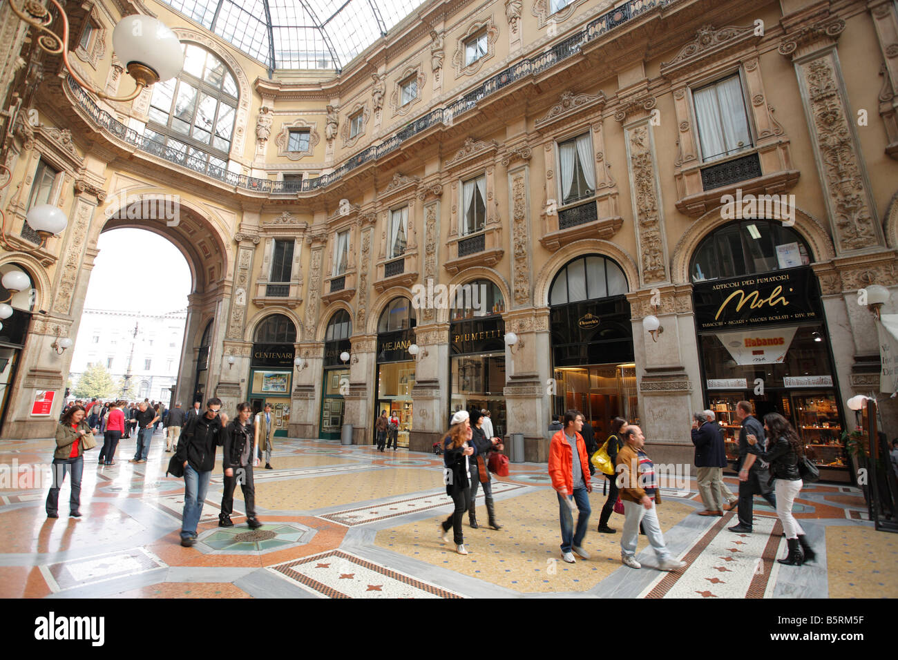 Sera La folla, Galleria Shopping Galleria Vittorio Emanuele II, Milano, Italia Foto Stock