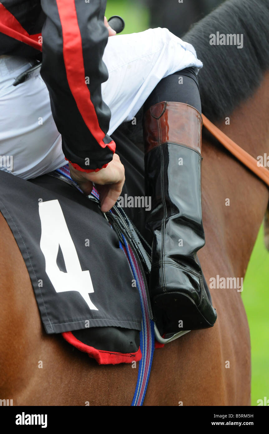 Jockey adegua la sua circonferenza prima della partenza della gara Foto Stock