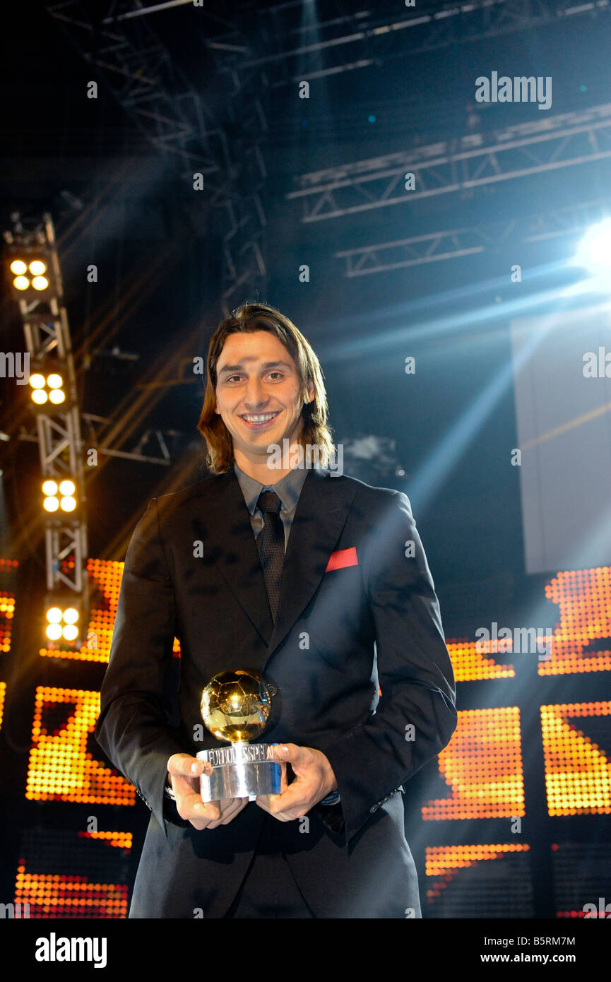 Il calciatore Zlatan Ibrahimovic riceve il premio il Pallone d'oro come Swedens Calciatore dell'anno Foto Stock