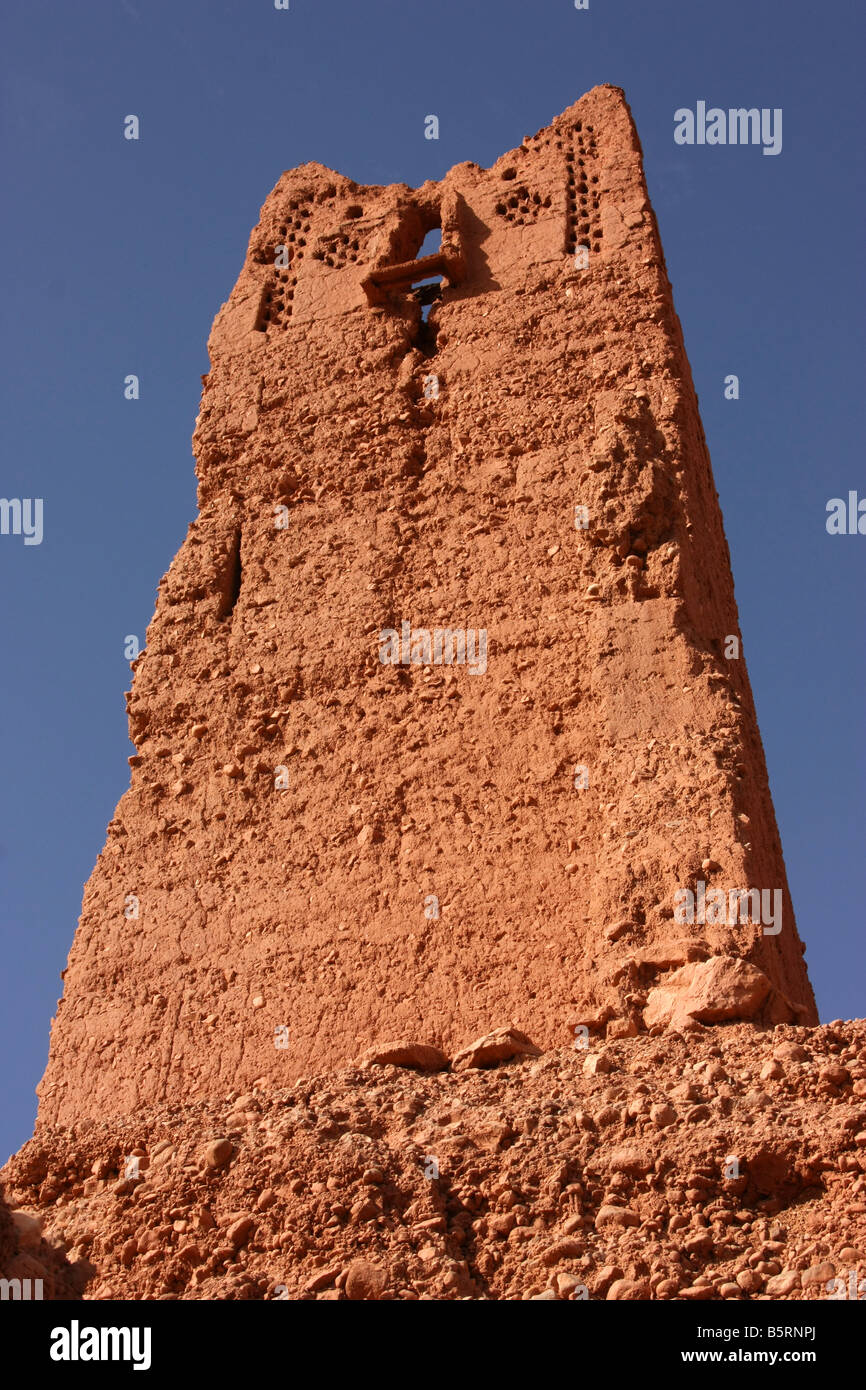 Kasbah deserta di fango torre costruita in rovine vicino Tenerir Marocco Foto Stock