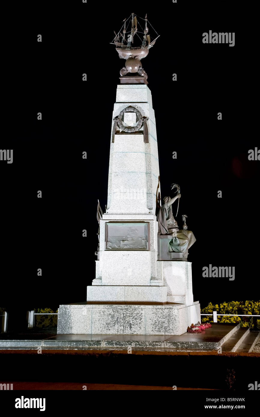 Il memoriale della 1914 Battaglia delle Falklands in Port Stanley illuminazione notturna nelle Isole Falkland Foto Stock