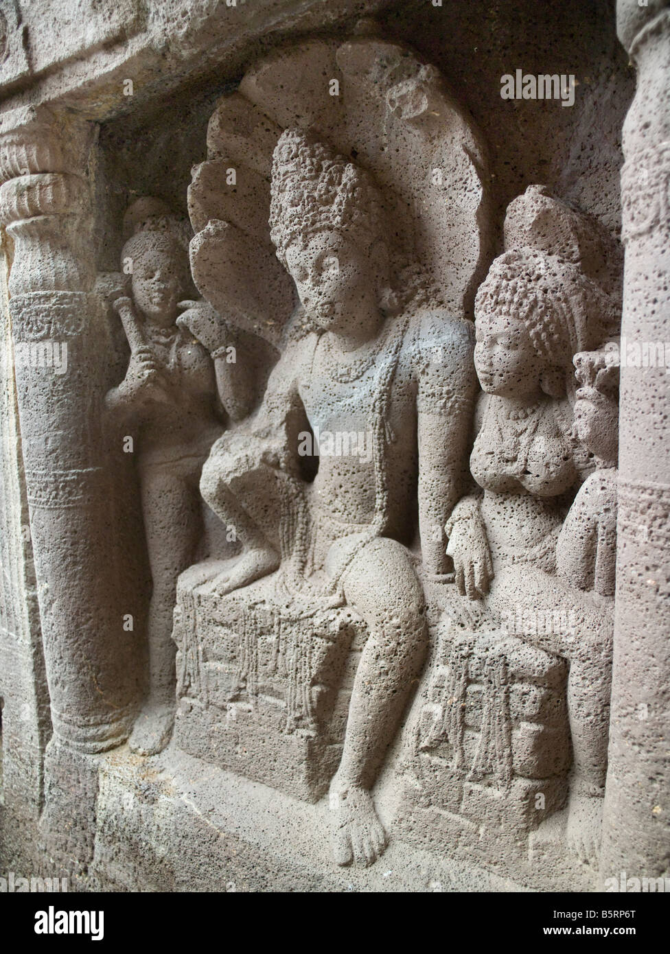 Ajanta India. Grotta 19 tempio scolpito da rocce basaltiche. carving dal secolo A.C. Shiva con cobra e accompagnatori Foto Stock