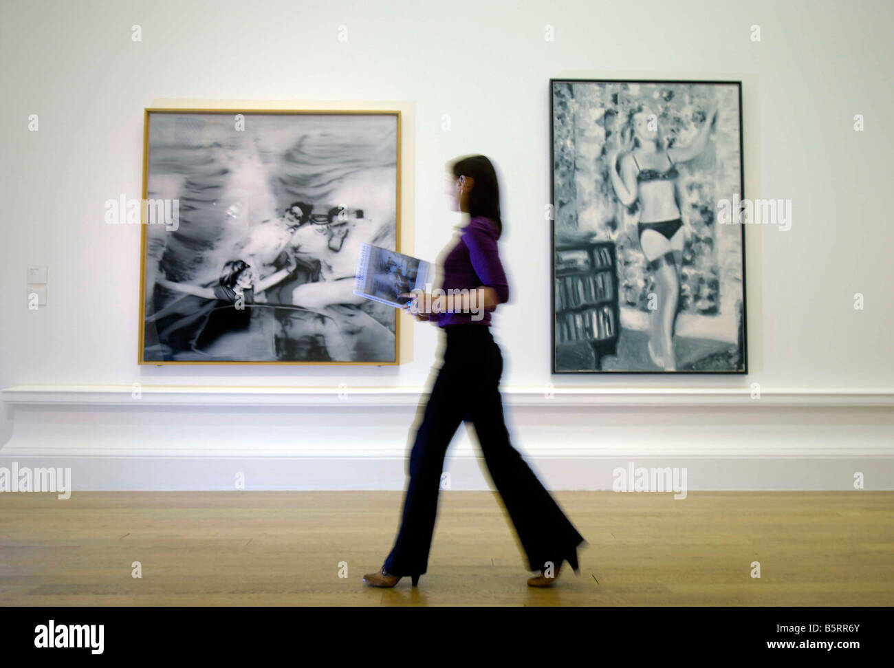 Gerhard Richter su dei più influenti artisti europei degli ultimi cinquant'anni, ragazza camminare passato 2 Richter dipinti Foto Stock